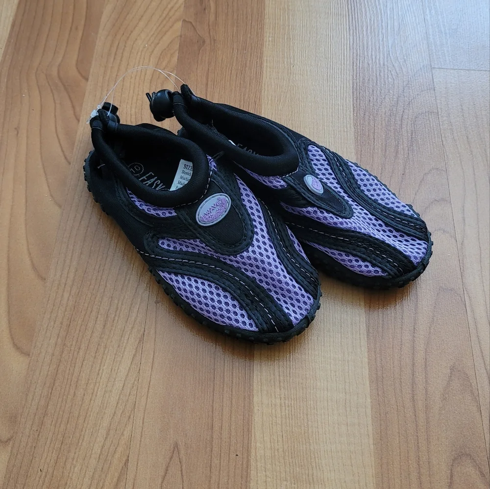 NWOT Kid’s Size 10 Easy Wave Water Shoes Swim Stretch on Beach Pool Mesh Shoe
